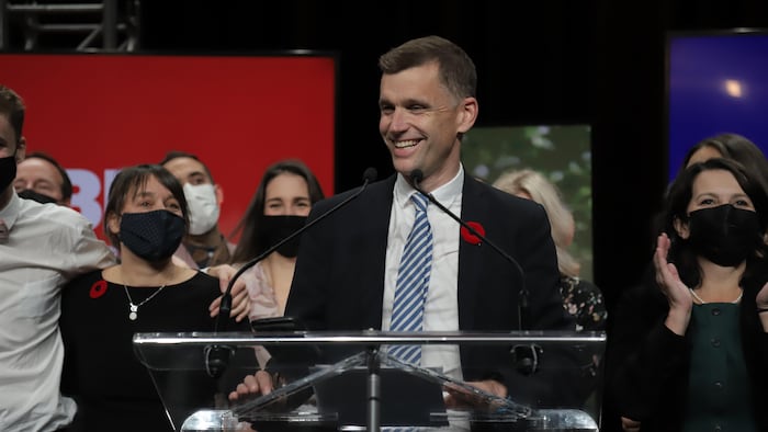 Bruno Marchand s'adresse à ses partisans après avoir remporté la course à la mairie de Québec.