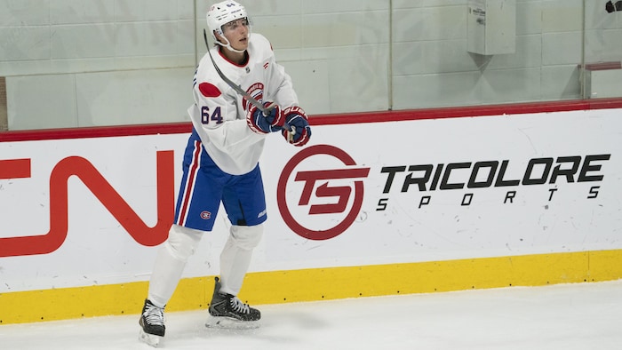 Un joueur de hockey en blanc à l'entraînement.