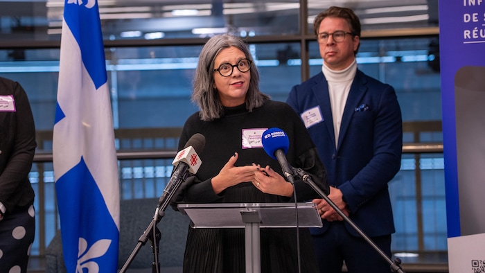 Manon Dufour lors d'une conférence de presse.