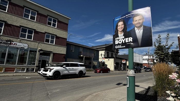 Une affiche d'Ariane Boyer et le chef du Parti québécois installée sur le bord d'une rue à Rivière-du-Loup.