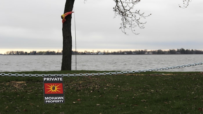Un panneau de propriété privée au bord de l'eau.