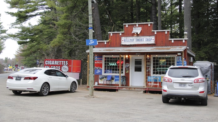 Un petit magasin de cigarettes.