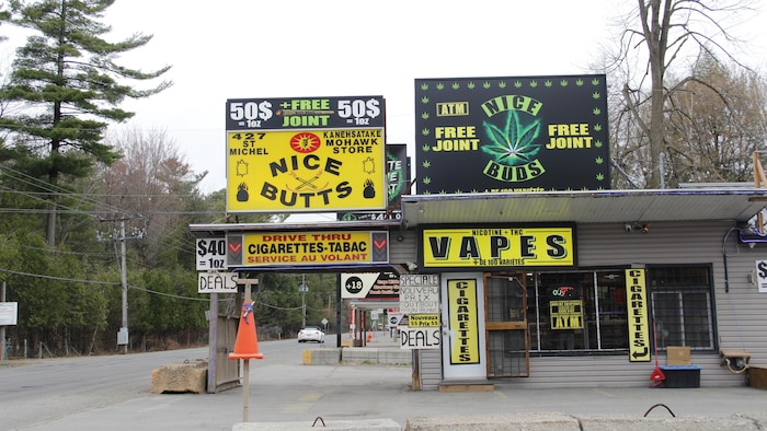 Un point de vente de cannabis à Kanesatake, le long de la route 344.