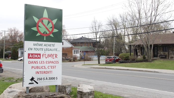 Un panneau interdisant la consommation de cannabis sur le territoire d'Oka.