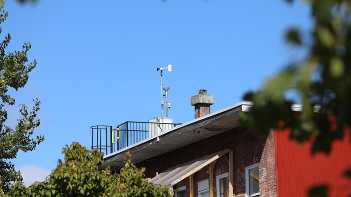 Une station d'échantillonnage sur le toit d'un immeuble de logement, en été