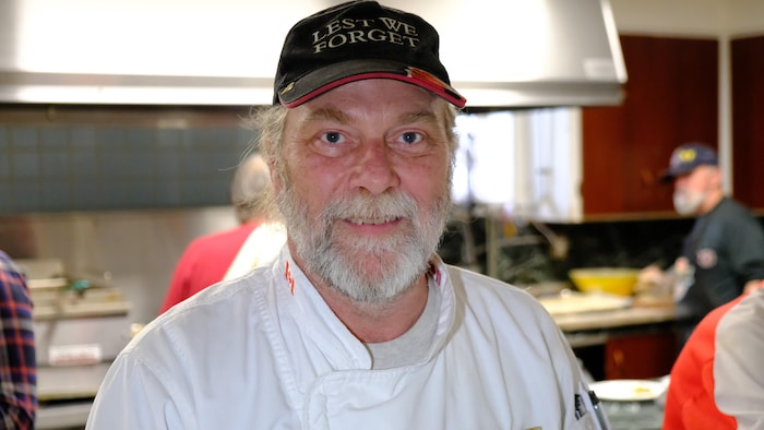 Simon Le Hénaff porte un tablier et une casquette