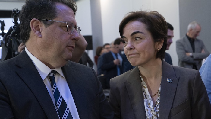Bernard Drainville et Christine Fréchette se regardent.