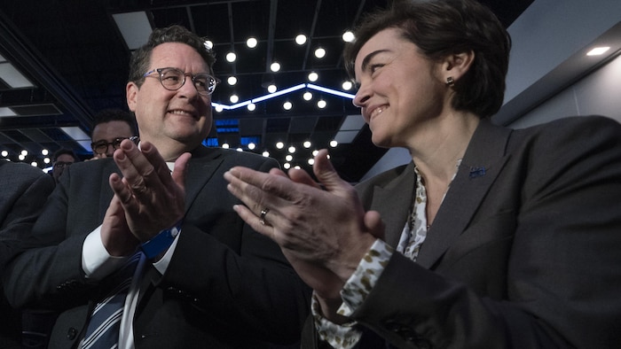 M. Drainville et Mme Fréchette applaudissent en se regardant.