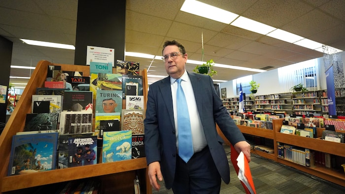 Bernard Drainville in a school library. organizations concerned about "unacceptable compressions"