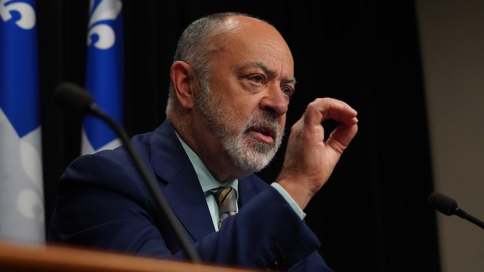 Le ministre Dubé en conférence de presse.