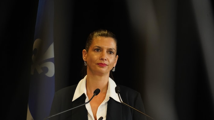 Geneviève Guilbault répond aux questions des journalistes lors d'une conférence de presse.