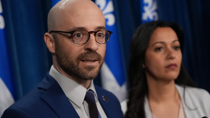 Le co-porte-parole de Québec solidaire s'adresse aux journalistes.