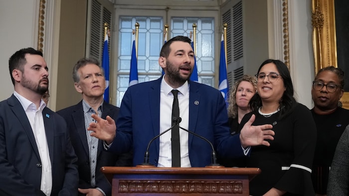 Guillaume Cliche-Rivard, à côté de ses collègues, tient un point de presse en compagnie d'Alejandra Zaga Mendez et de professionnels de l'Institut Douglas.