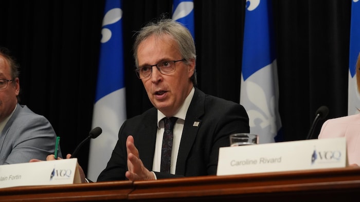 Alain Fortin en conférence de presse.