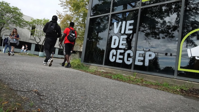 Des étudiants marchent près de l'édifice du cégep.