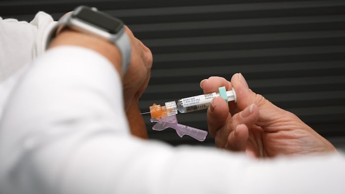 Une personne se faisant vacciner.