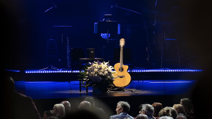 Une guitare et des fleurs.