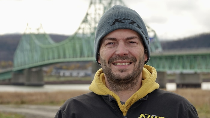 Pascal Bujold devant le pont J.-C. Van Horne.