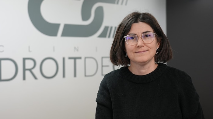 Une femme portant des lunettes