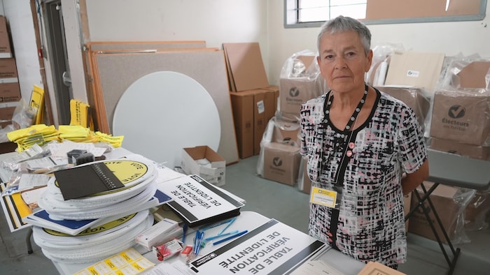 Chantal Lechasseur devant différents items qui seront nécessaires lors de l'élection provinciale.