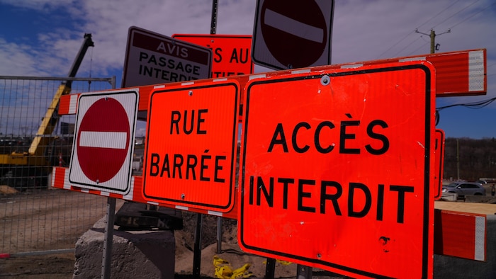 Des panneaux de signalisation sur un chantier de construction.