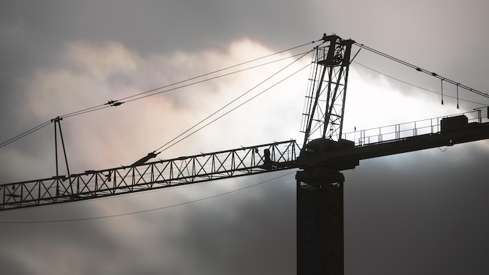 L'une des deux grues à l'œuvre au Quartier maritime en construction à Rimouski.