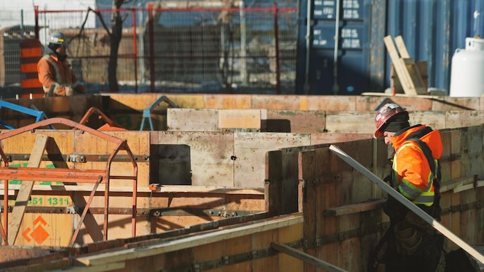 Des travailleurs de chantier sur le bord du boulevard René-Lepage, à Rimouski.