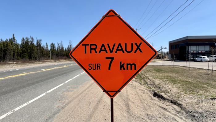 Une affiche indiquant que les travaux sont sur sept kilomètres.
