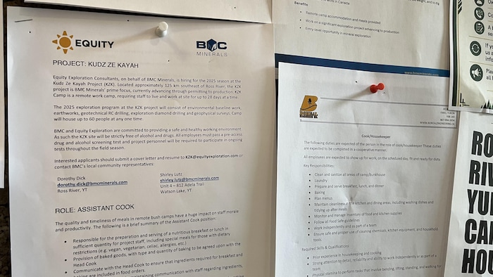 Des feuilles qui détaillent des offres d'emploi affichées sur un mur.