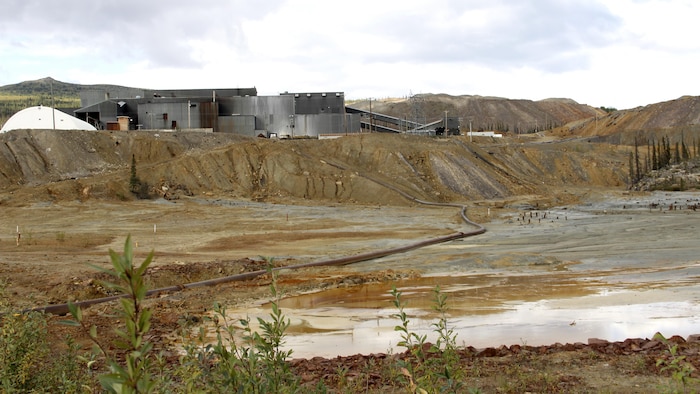Une vue de la station de traitement et en contrebas le bassin de résidus.