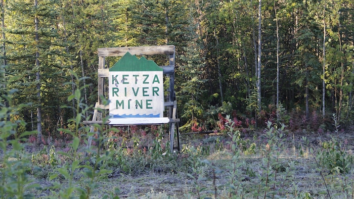 Un ancien panneau qui indiquait la mine rivière Ketza.