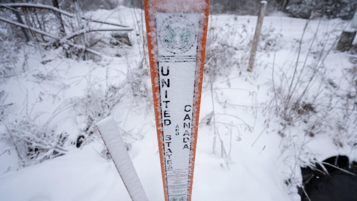 Une borne identifiant United States d'un côté et Canada de l'autre.