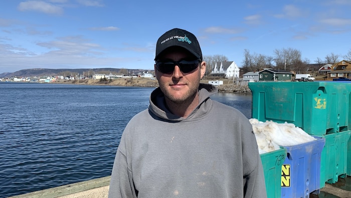 Le P D G de Poirier Fish charge des caisses de crabes dans des camions.