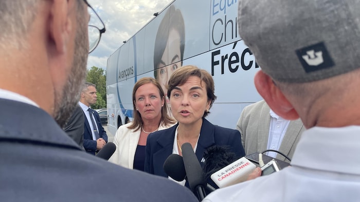 La cheffe de la CAQ Christine Fréchette accompagnée de la candidate Amélie Dionne.