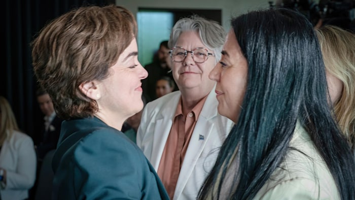 Christine Fréchette avec la ministre responsable de la Métropole et de la région de Montréal, Chantal Rouleau, et la mairesse de Montréal, Soraya Martinez Ferrada.