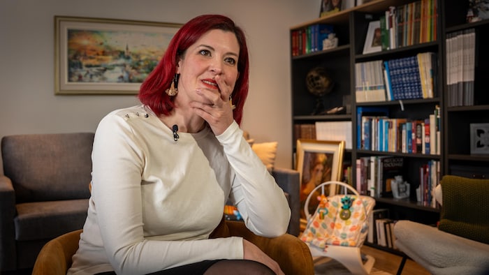 Christine Normandin assise dans une pièce.