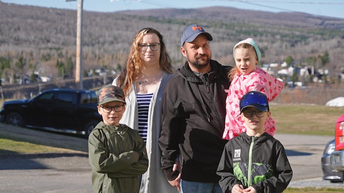 Chrystine Nadeau, son conjoint Kevin Landry et leurs trois enfants, Lyam, Benjamin et Érika.