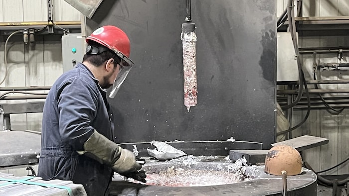 Un homme dans une usine.