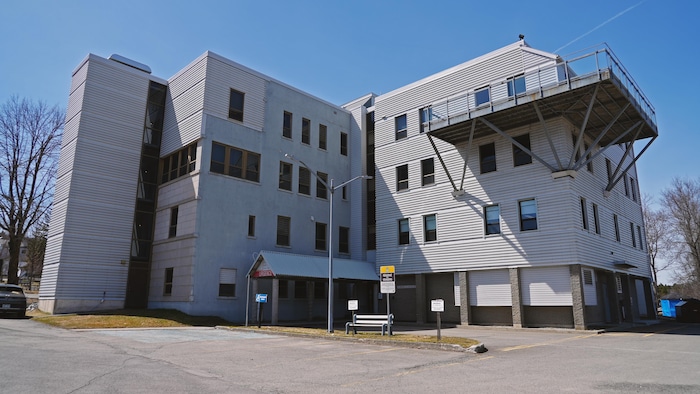 Un bâtiment de plusieurs étages. 