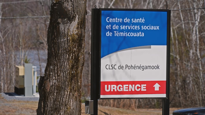 Une affiche indiquant l'emplacement de l'urgence.