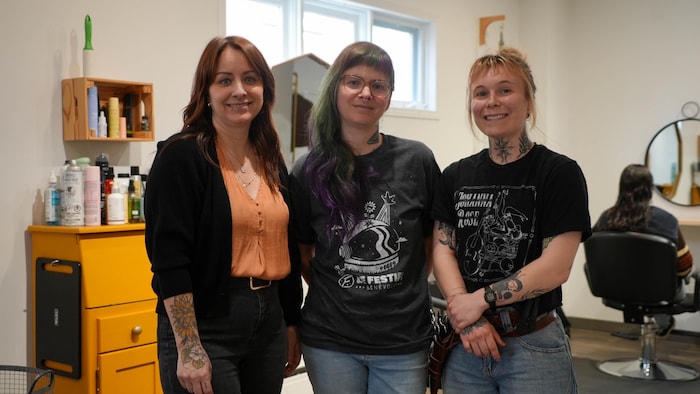 Trois coiffeuses dans leur salon.