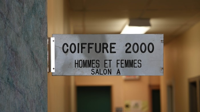 L'affiche d'un salon de coiffure.