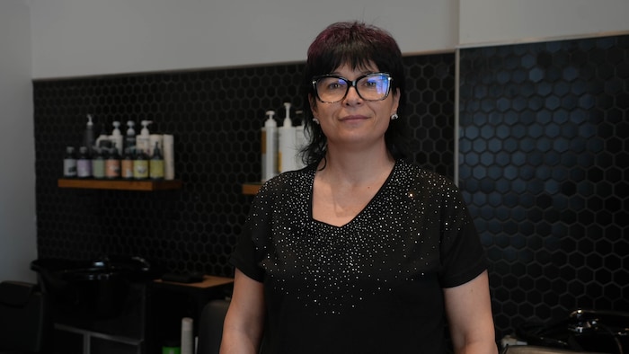Une femme dans un salon de coiffure.
