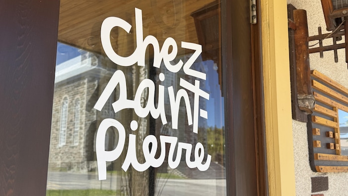 La porte du restaurant Chez Saint-Pierre.
