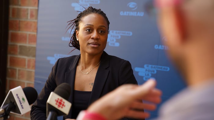 Bettyna Bélizaire répond aux questions des journalistes.