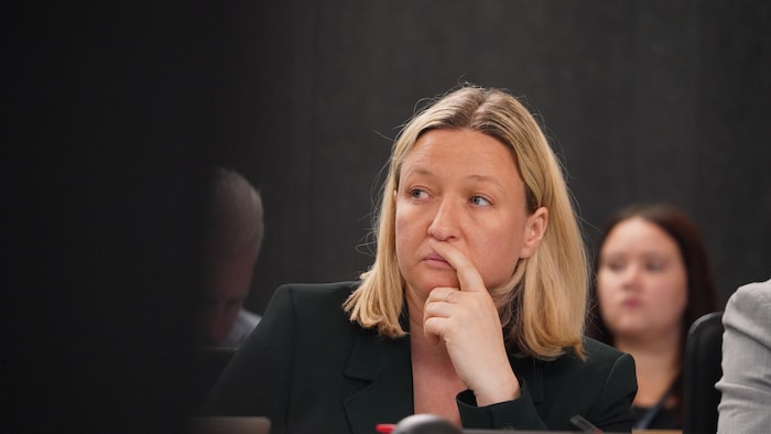 La ministre écoute attentivement.