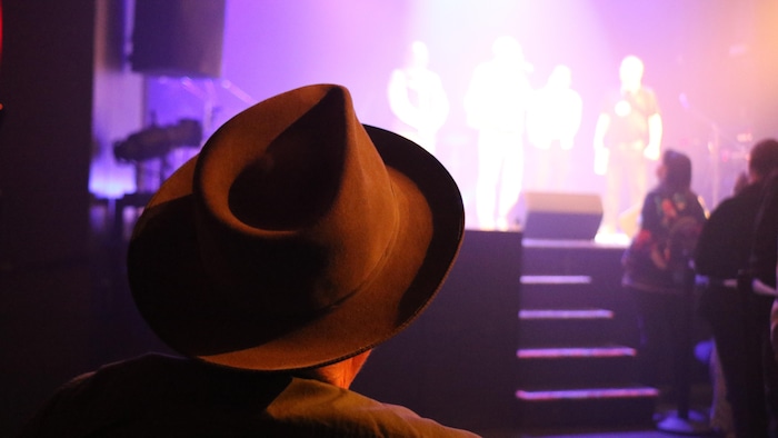 Quelqu'un avec un chapeau de dos.