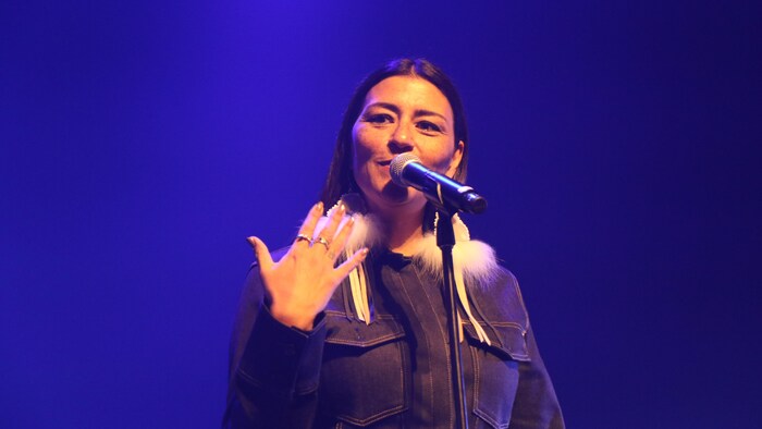 Elisapie au micro.