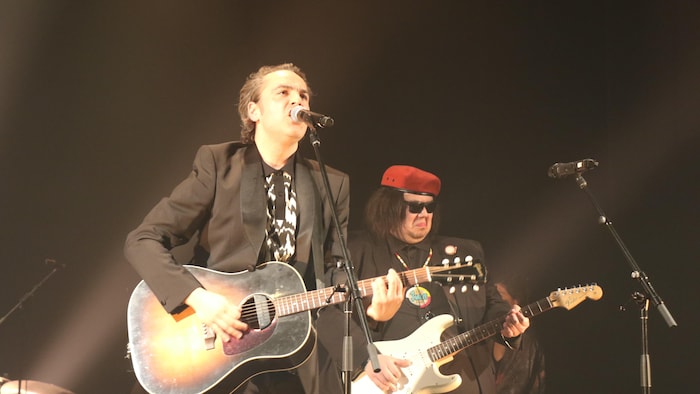 Deux hommes à la guitare.