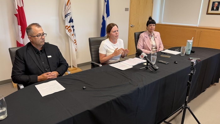 Une photo de la conférence de presse avec le maire Fédéric Denis, la directrice générale Catherine Langlois et la préfète Nancy Dubé.